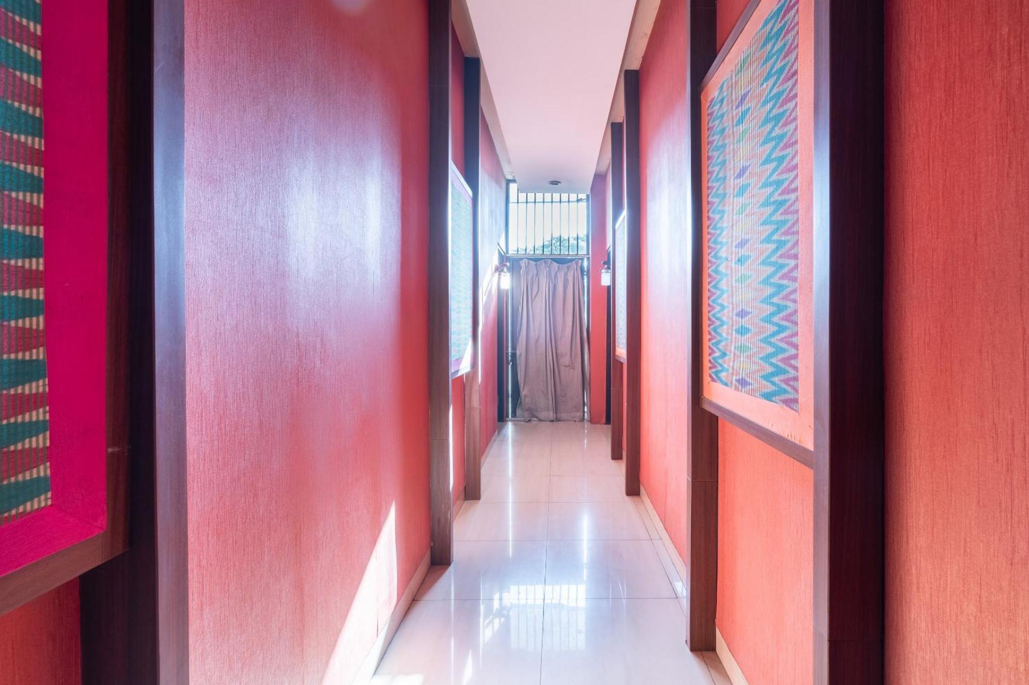 Super Oyo Flagship 91863 Metro House Hotell Surabaya Eksteriør bilde