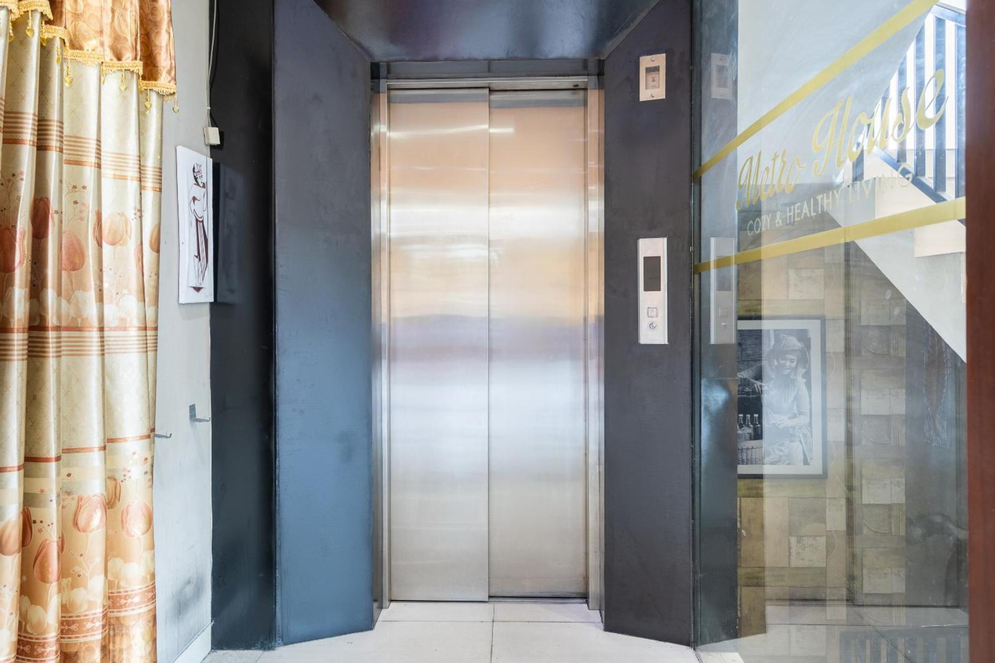 Super Oyo Flagship 91863 Metro House Hotell Surabaya Eksteriør bilde